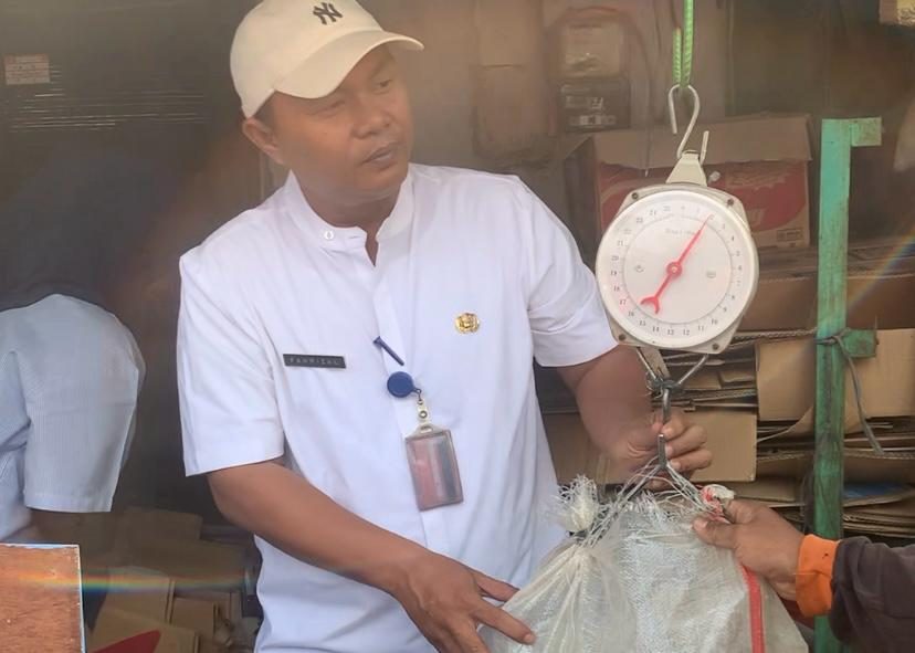 Penempelan Stiker Rumah Pilah Sampah dan Penimbangan Bank Sampah, Warga Kuningan Timur Didorong Kelola Sampah dari Sumber
