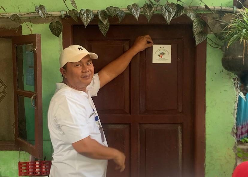 Penempelan Stiker Rumah Pilah Sampah dan Penimbangan Bank Sampah, Warga Kuningan Timur Didorong Kelola Sampah dari Sumber