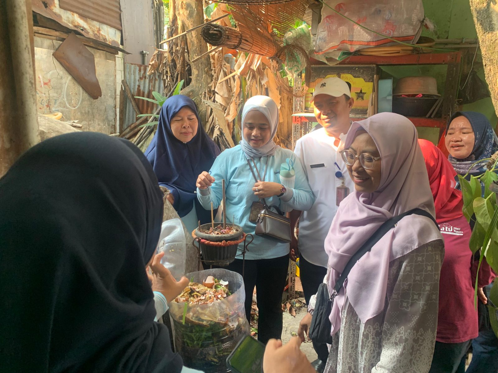 Penempelan Stiker Rumah Pilah Sampah dan Penimbangan Bank Sampah, Warga Kuningan Timur Didorong Kelola Sampah dari Sumber
