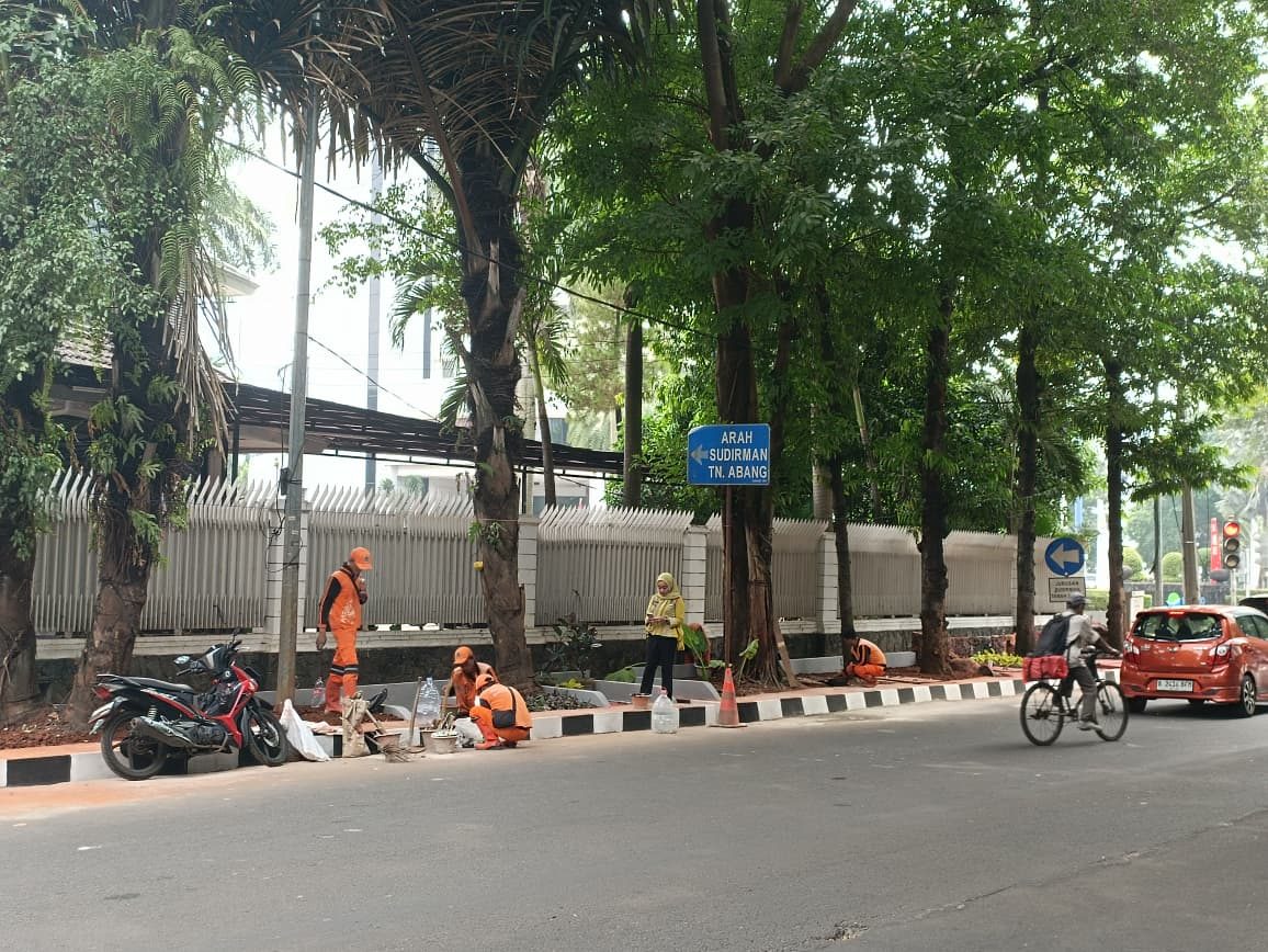 Lurah Kuningan Timur Tinjau Langsung Progres Penataan Kawasan Triwulan-III di Jl. Denpasar Raya