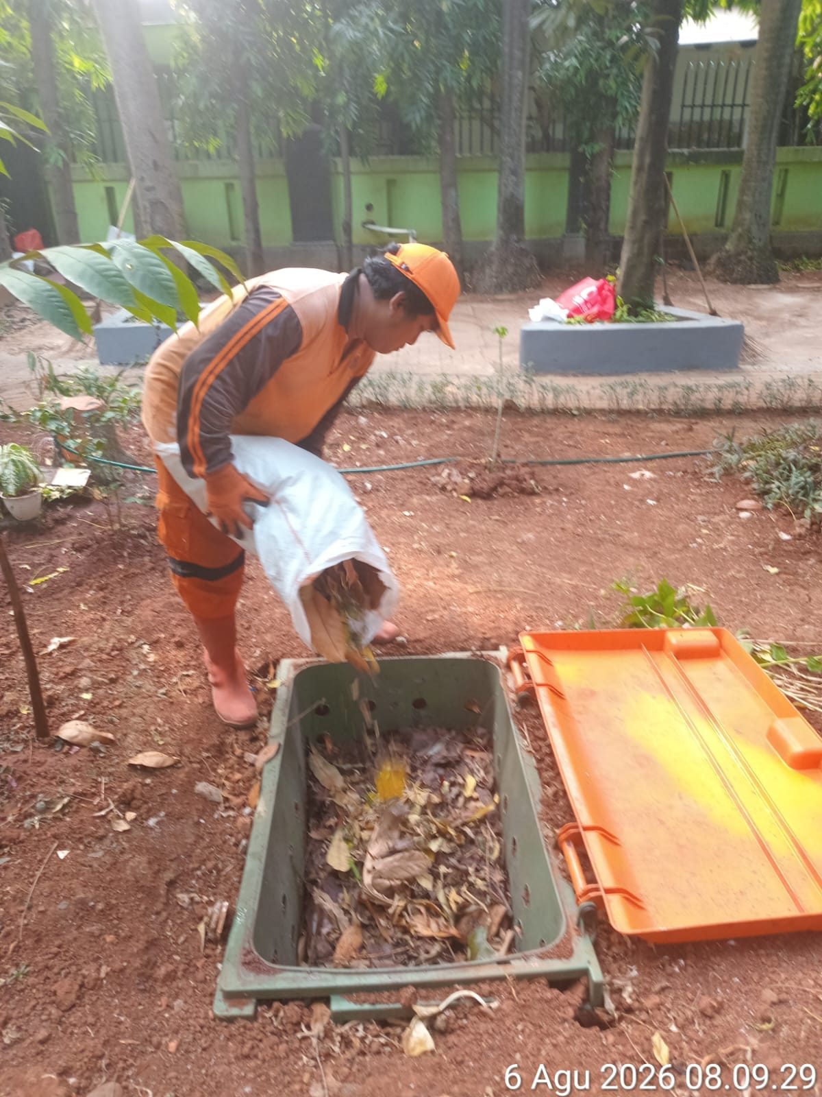 Pemanfaatan TEBA untuk Pengolahan Sampah Daun di Kuningan Timur