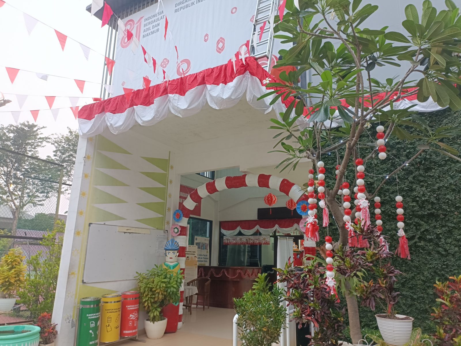 Sambut HUT ke-81 RI, Kantor Kelurahan Kuningan Timur Mulai Dihias — foto 2