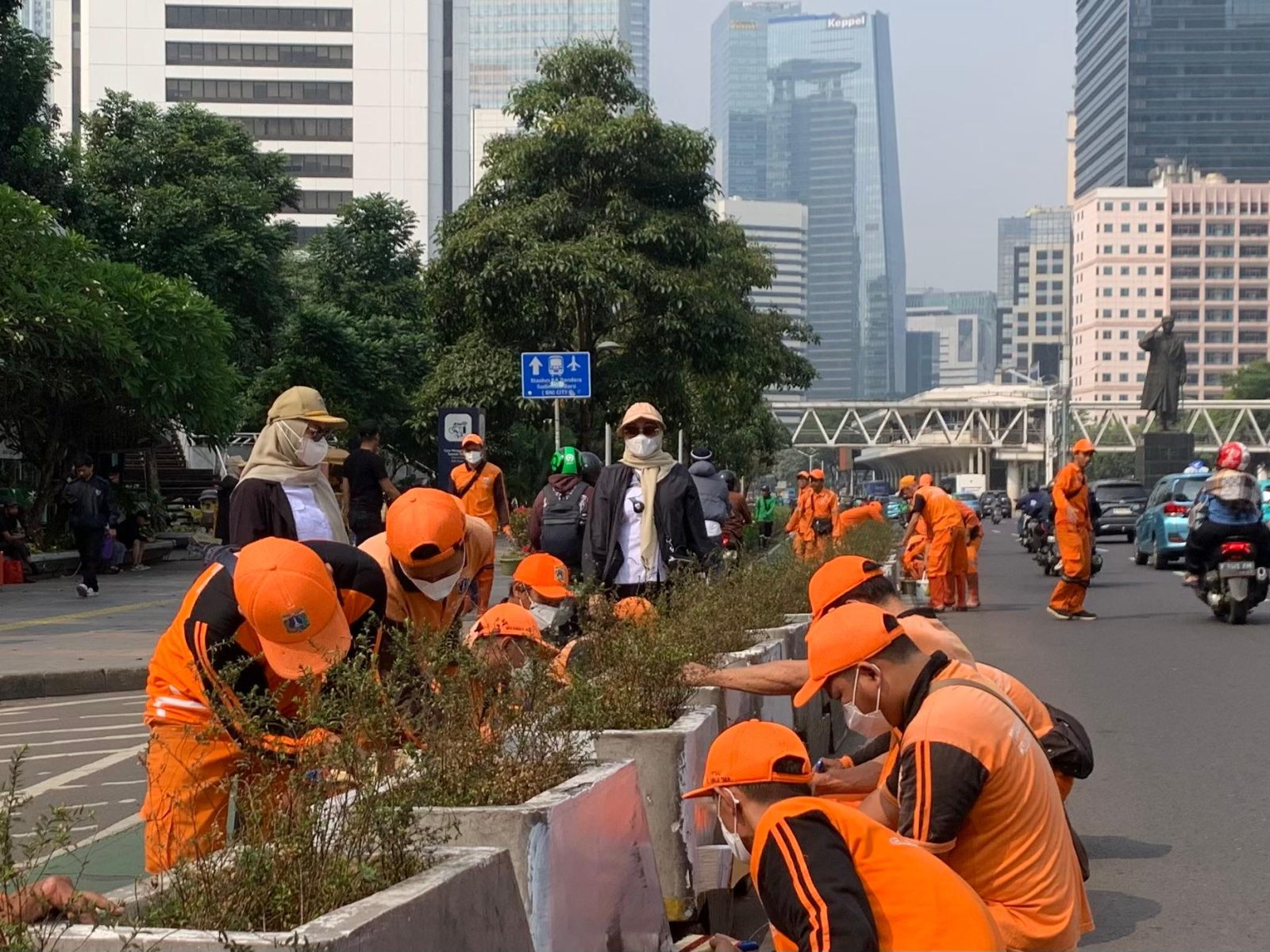 PPSU Se-Kecamatan Setiabudi Percantik Planter Box di Jalan Jenderal Sudirman — foto 2