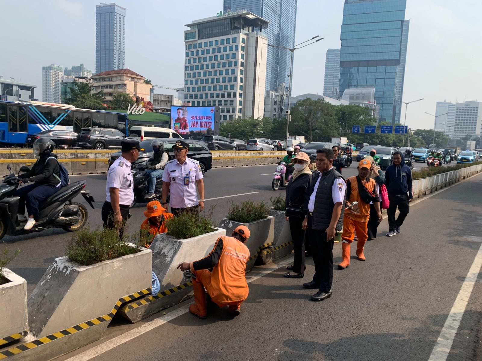 PPSU Se-Kecamatan Setiabudi Percantik Planter Box di Jalan Jenderal Sudirman — foto 4