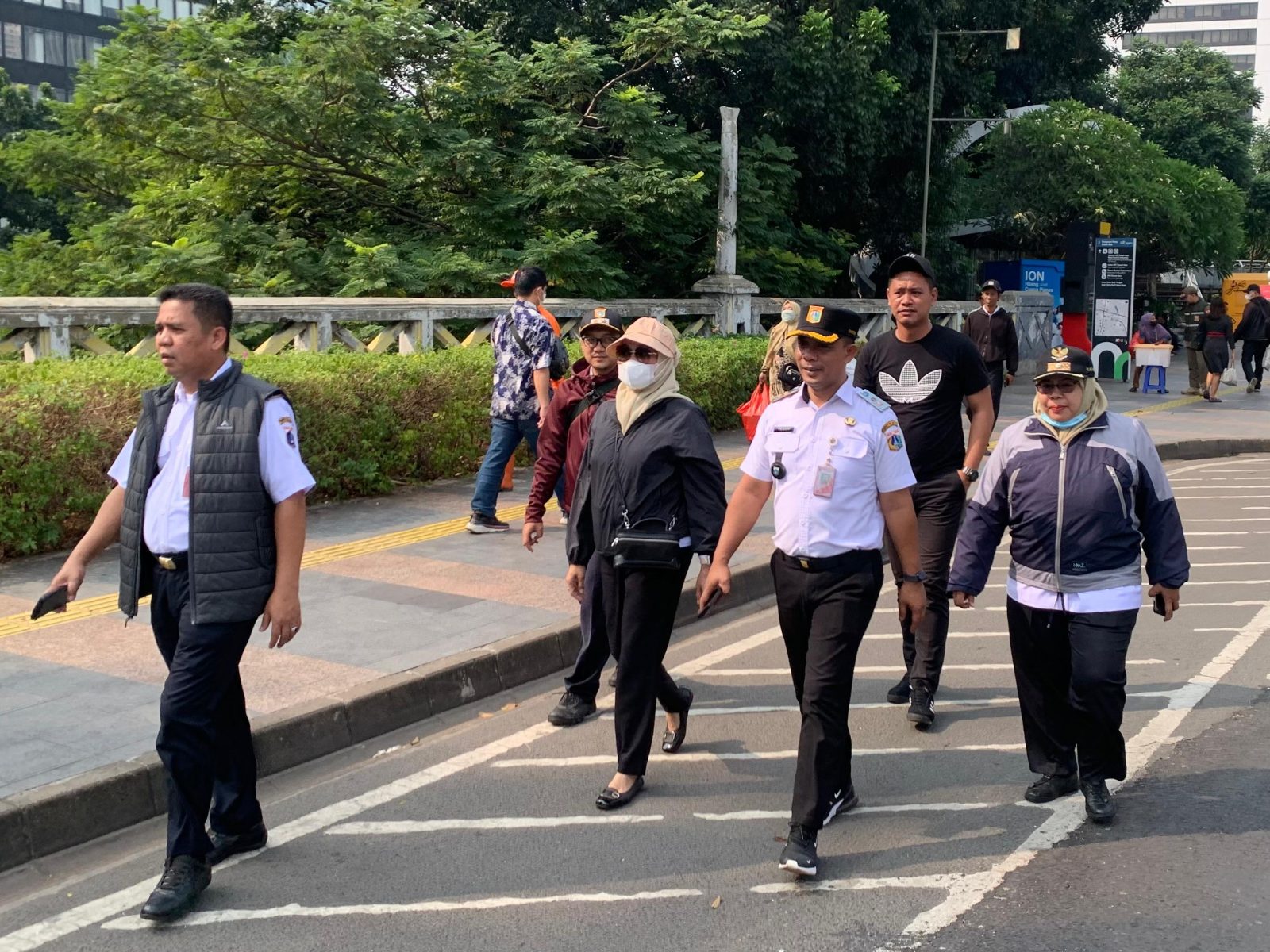 PPSU Se-Kecamatan Setiabudi Percantik Planter Box di Jalan Jenderal Sudirman — foto 3