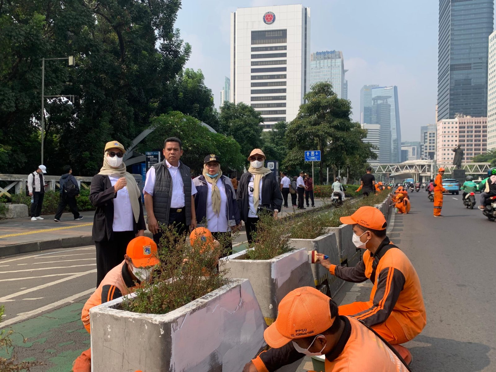 PPSU Se-Kecamatan Setiabudi Percantik Planter Box di Jalan Jenderal Sudirman — foto 6