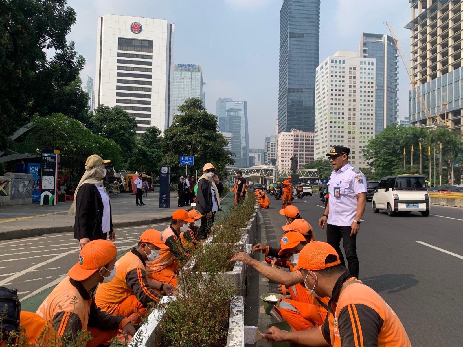 PPSU Se-Kecamatan Setiabudi Percantik Planter Box di Jalan Jenderal Sudirman — foto 5
