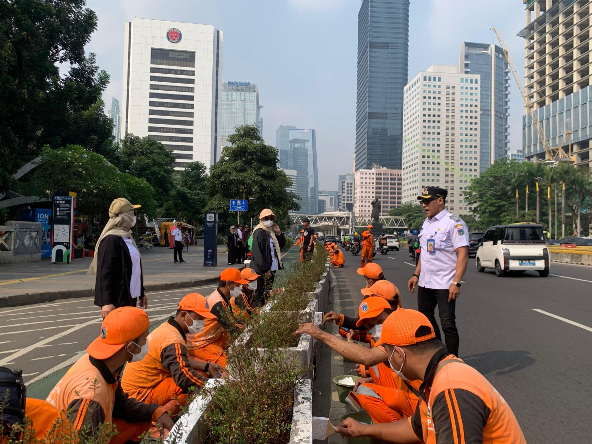 PPSU Se-Kecamatan Setiabudi Percantik Planter Box di Jalan Jenderal Sudirman — foto 2