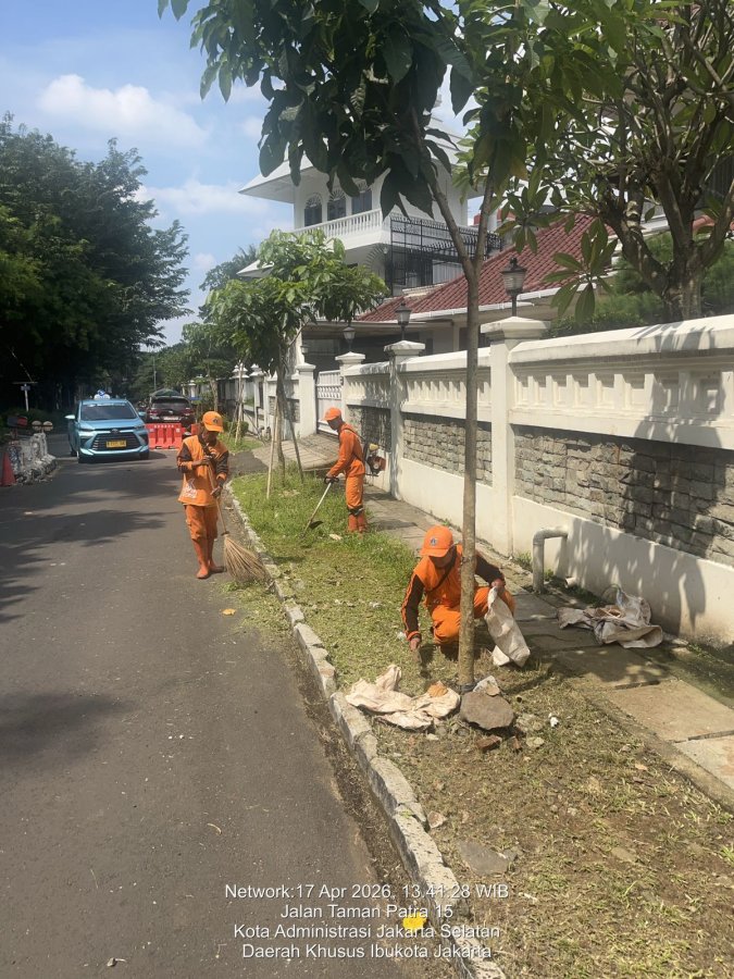 Foto Sebelum Jaga Estetika Lingkungan, Petugas PPSU Rapikan Rumput di Jl. Taman Patra Kuningan Timur